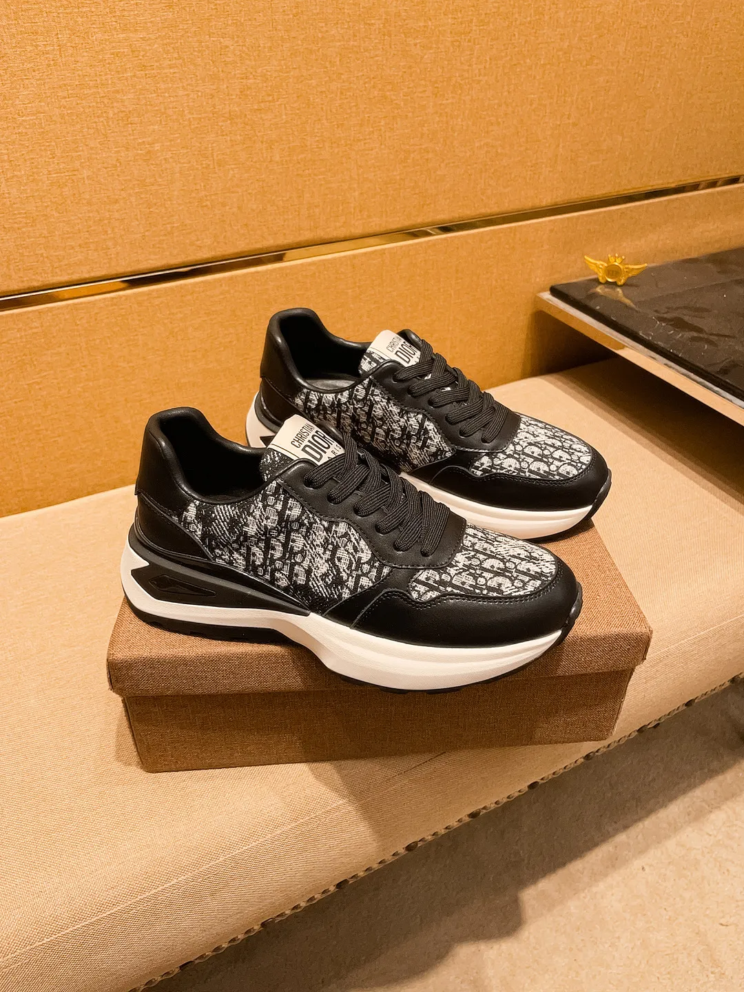 Men's shoes💰 460💰【Dior】🔥Men's high-end brand of shoes official website 1:1 latest masterpiece: the upper is made of Italian imported first-layer cowhide with a comfortable and breathable lining➕original non-slip and wear-resistant outsole🔥, making walking more convenient and comfortable! An exclusive new model, a stunning work, a beautiful 1:1 replica [color] compared to the official quality! Create a fashionable personality to set off your uniqueness! A must-have for trendy men! Classic🔥Size: 38-44 Color: 🔥 2⃣️ colors available🔥